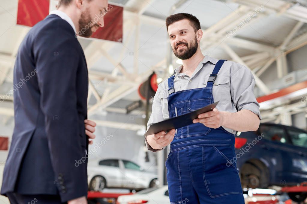 Consulenza tra tecnico e cliente in officina