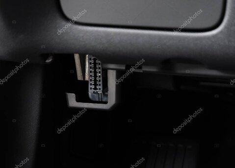 Tecnico che usa uno strumento di diagnosi elettronica su un’auto