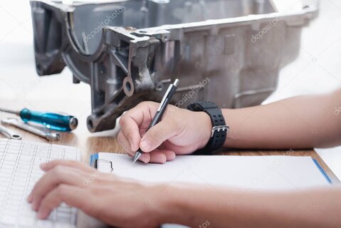 Meccanico che esegue il tagliando su un’auto in officina