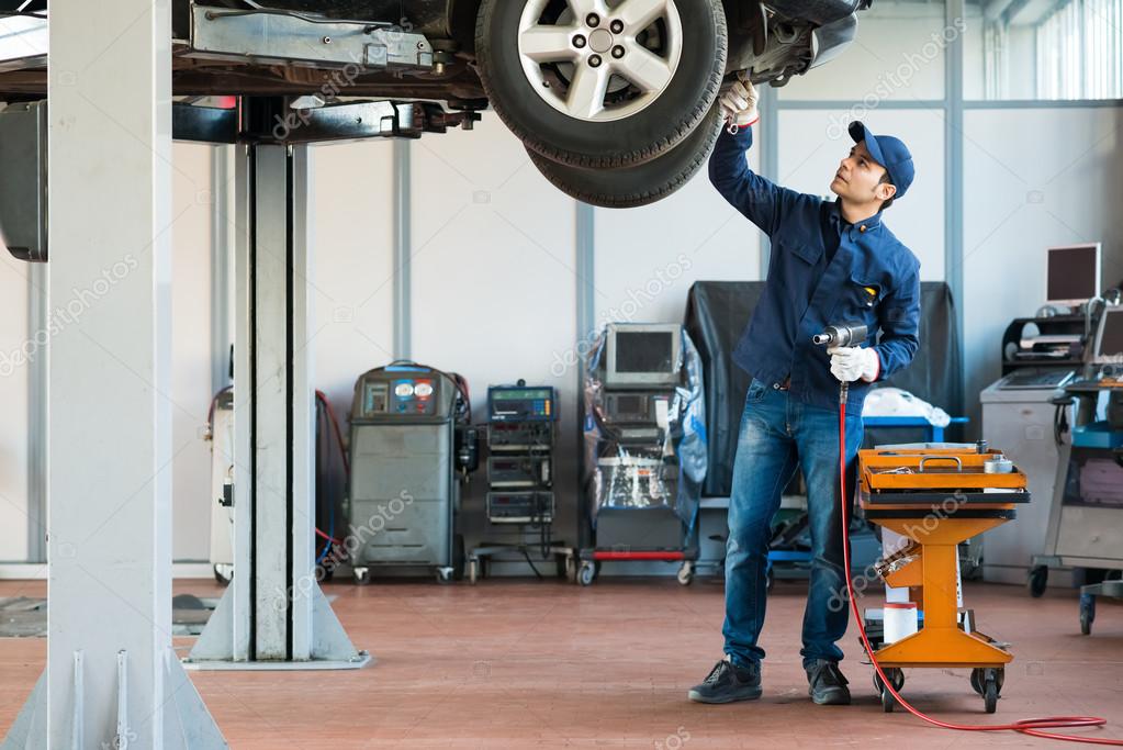 Riparazione meccanica su motore in officina