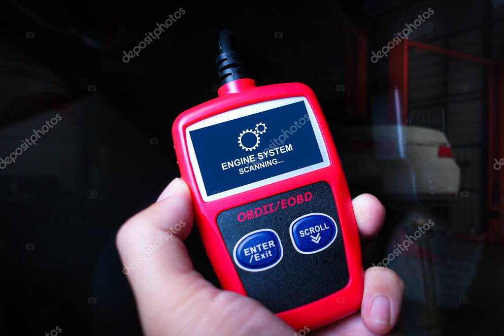 Tecnico che usa lo scanner OBD per diagnosi elettronica