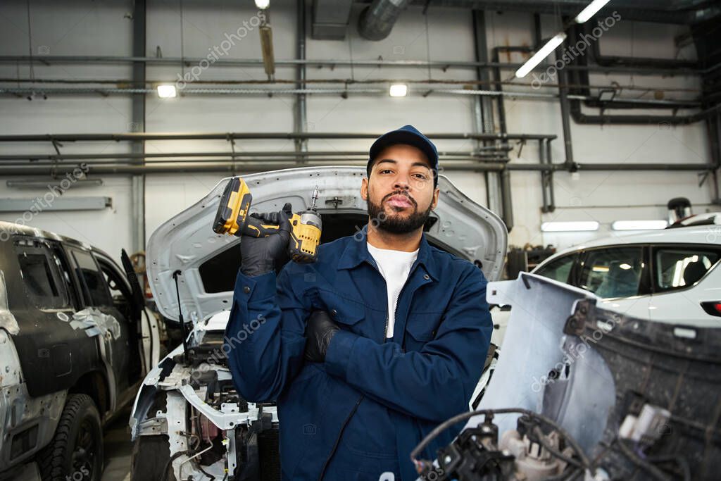 Auto su ponte in officina durante un tagliando