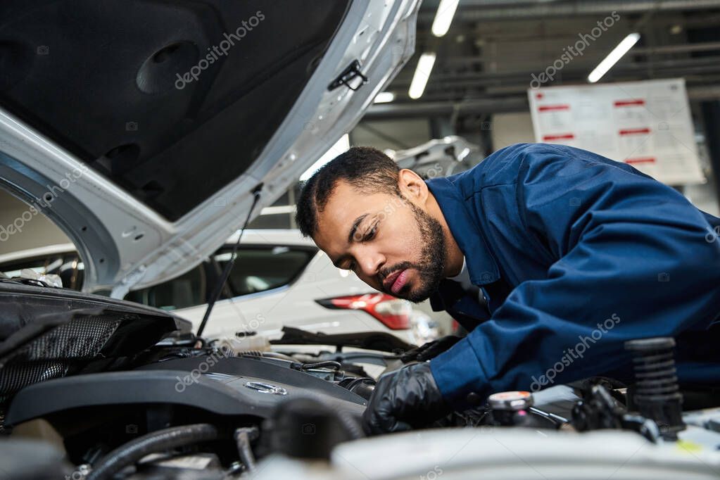 Dettaglio di ricambi auto e strumenti professionali