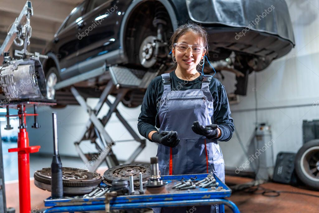 Meccanico al lavoro su componente meccanico