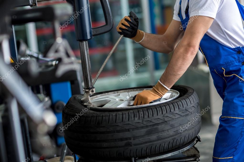 Ruota di auto durante cambio gomme ed equilibratura
